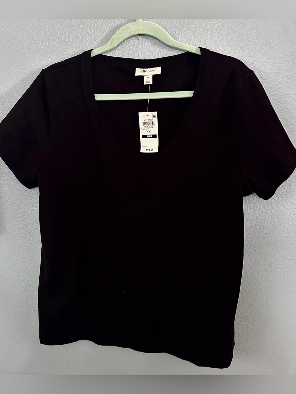 Black Scoop Neck T-Shirt - Casual Women's Top
Size 1X